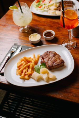 Bife de chorizo con papas fritas