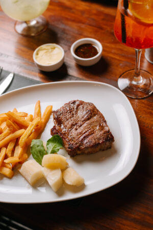 Bife de chorizo con papas fritas