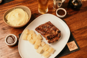 Bife de chorizo con puré